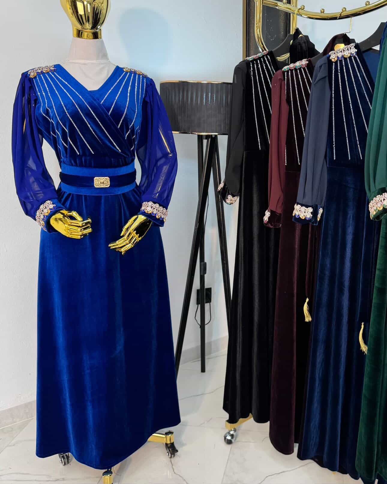 فستان مخمل لف مزين بالكريستال