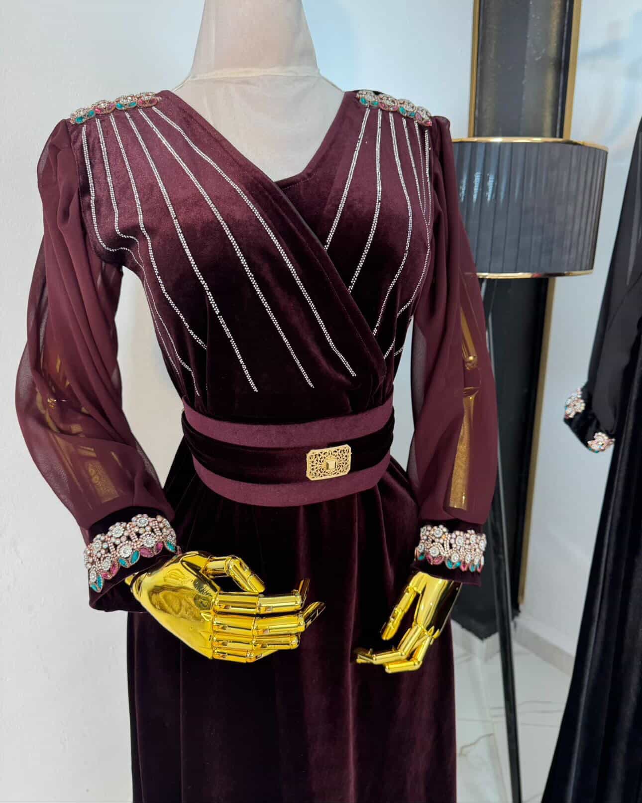 فستان مخمل لف مزين بالكريستال - صورة 2