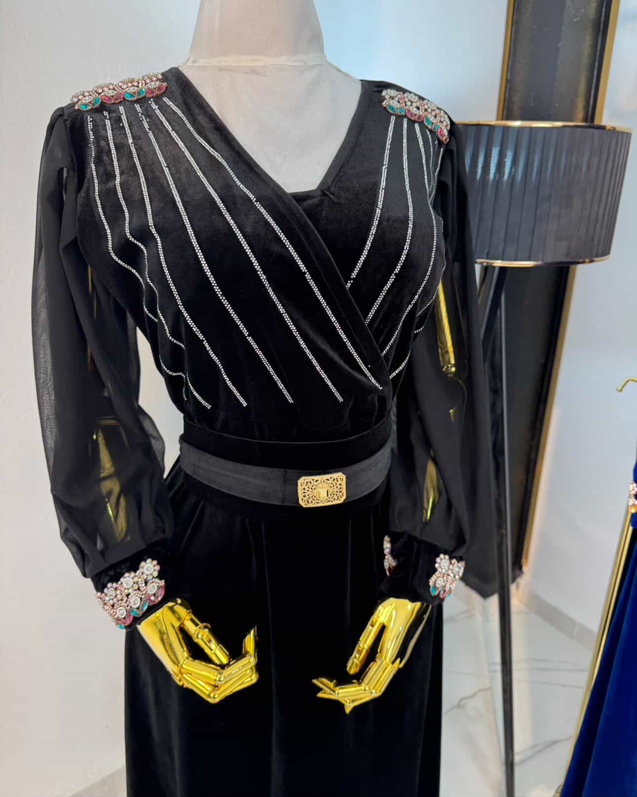 فستان مخمل لف مزين بالكريستال - صورة 3