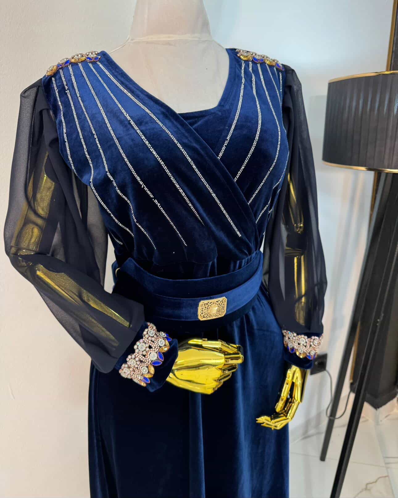 فستان مخمل لف مزين بالكريستال - صورة 4