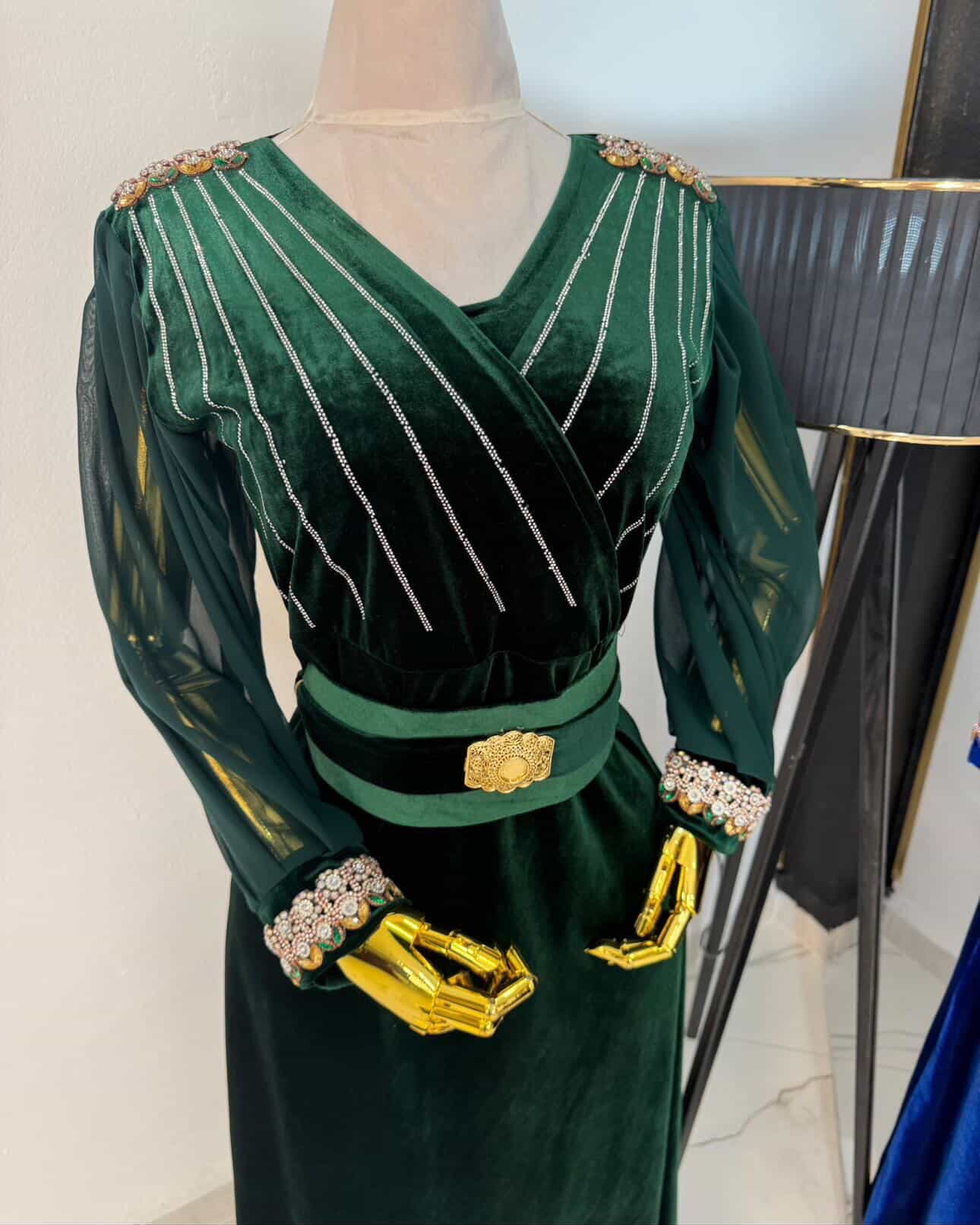 فستان مخمل لف مزين بالكريستال - صورة 5