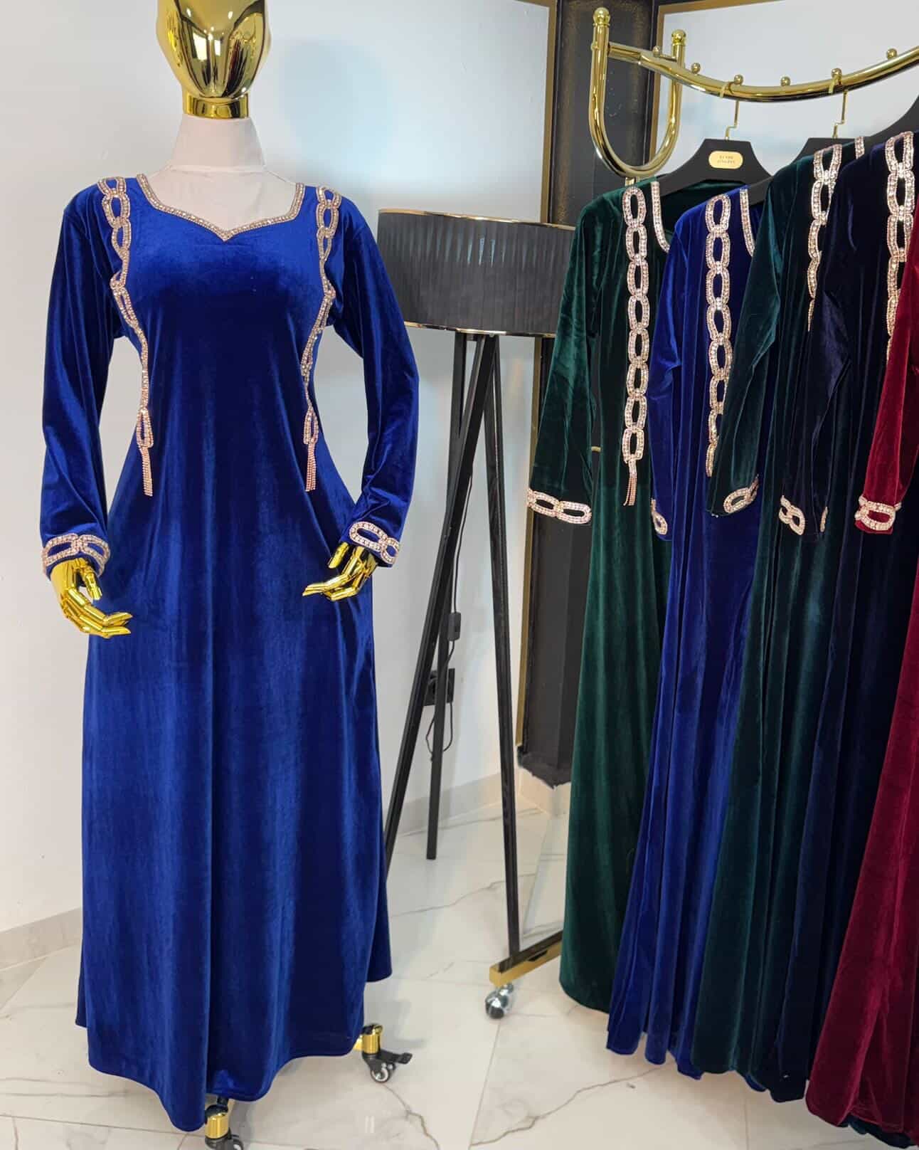 فستان مخمل طويل بتطريز جانبي