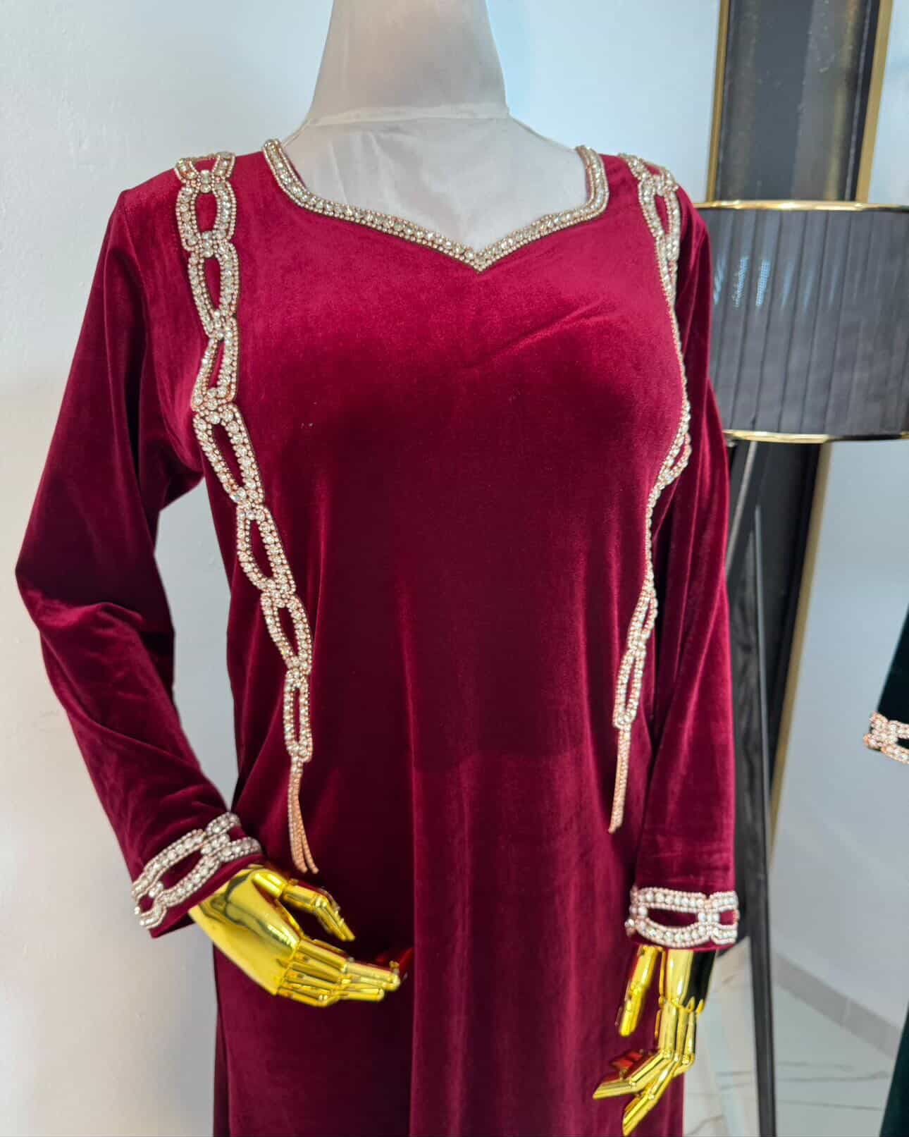 فستان مخمل طويل بتطريز جانبي - صورة 2