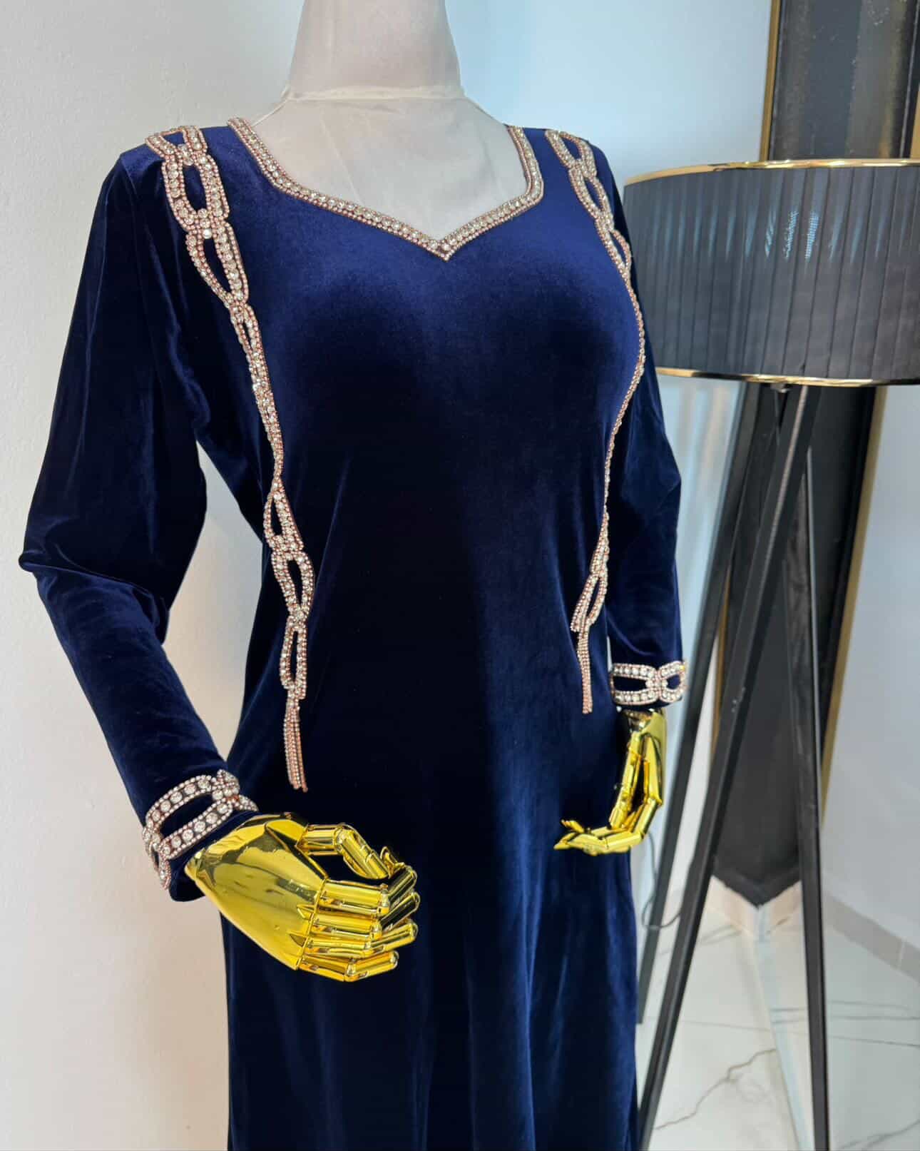 فستان مخمل طويل بتطريز جانبي - صورة 3