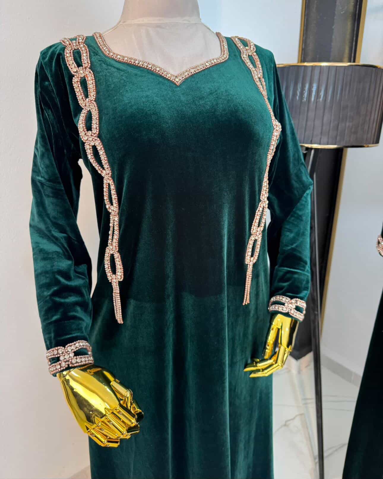 فستان مخمل طويل بتطريز جانبي - صورة 4