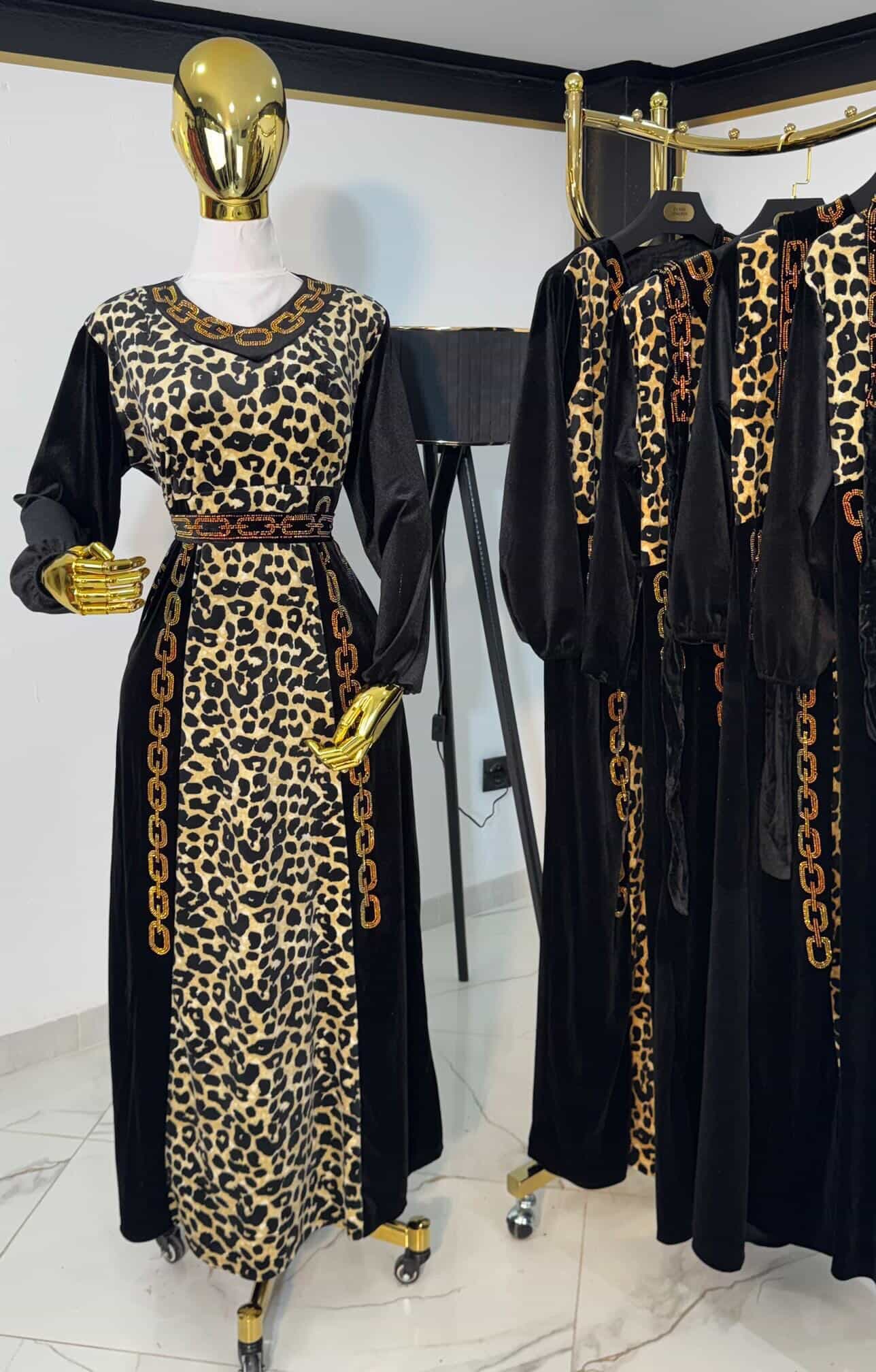 فستان أسود طويل بنقشة الفهد وتفاصيل سلاسل