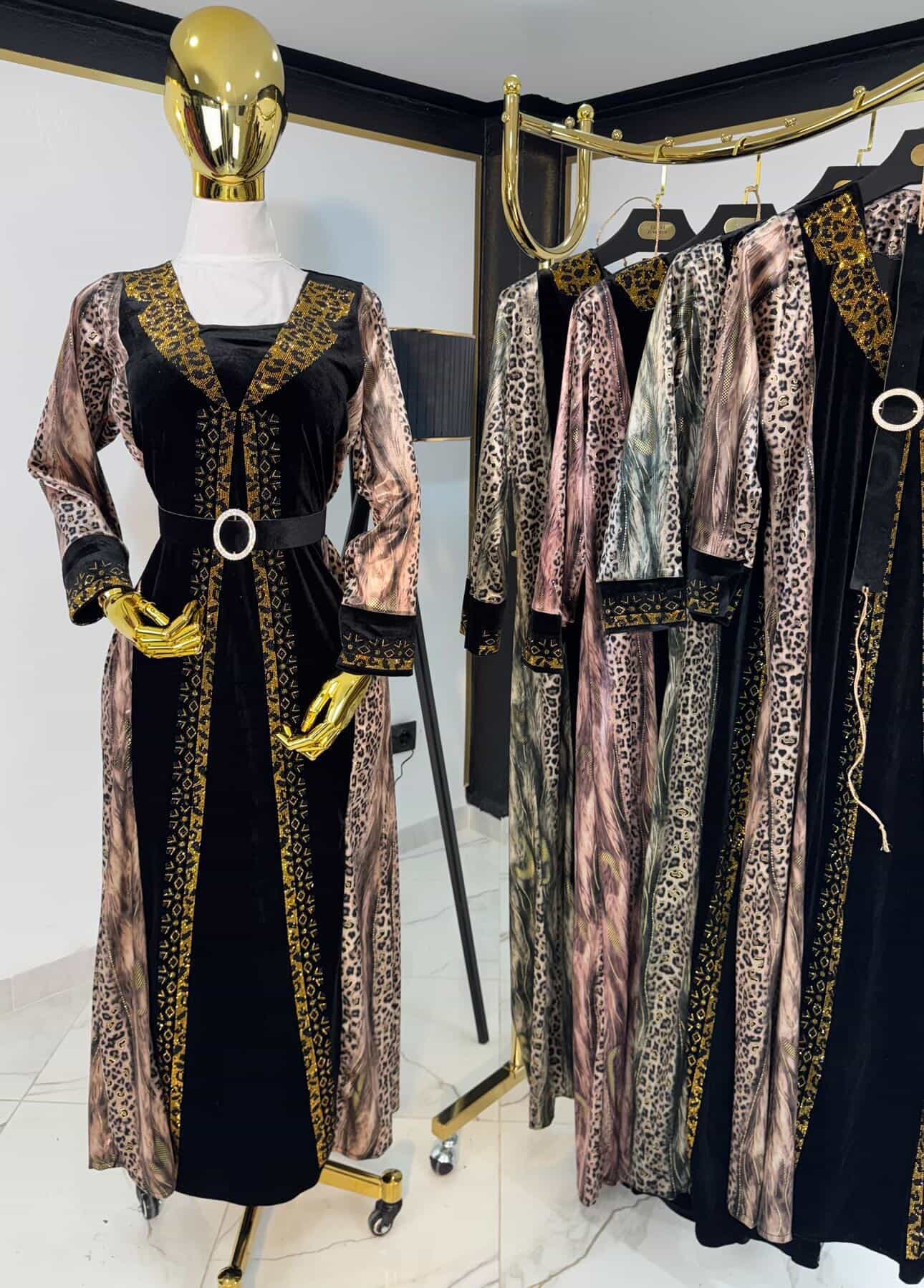 قفطان بأكمام نقشة حيوانية وحزام حلقي